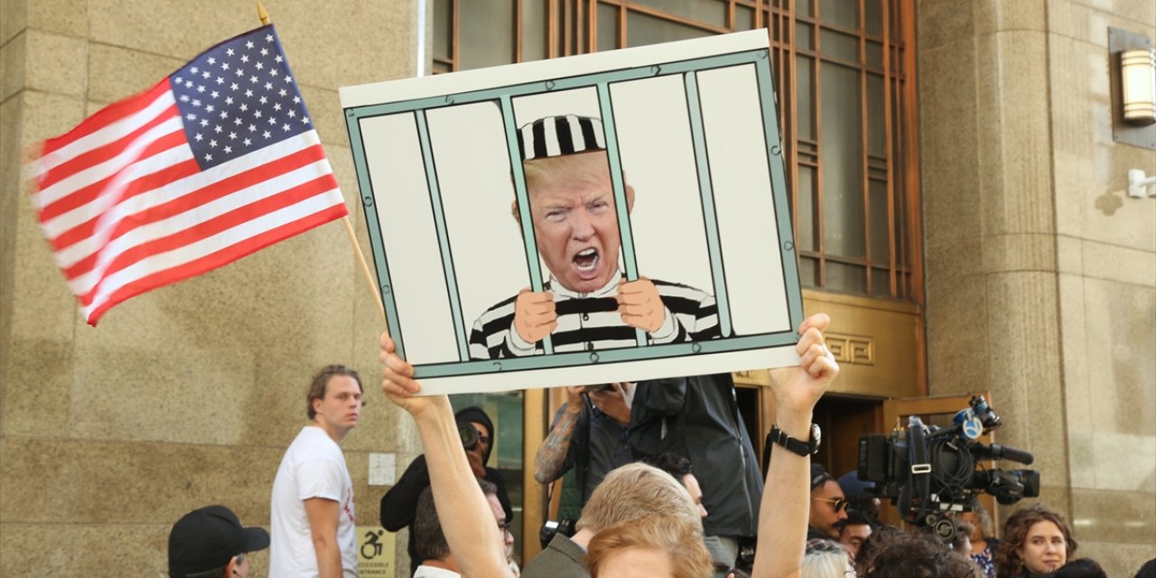 Trump'ın eski danışmanı Steve Bannon, New York'ta teslim oldu