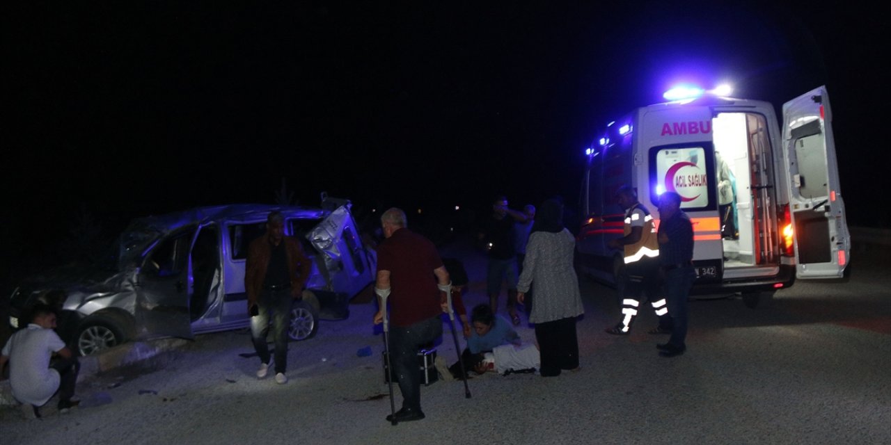 Sivas'ta düğüne gidenlerin bulunduğu  hafif ticari aracın devrildiği kazada 7 kişi yaralandı