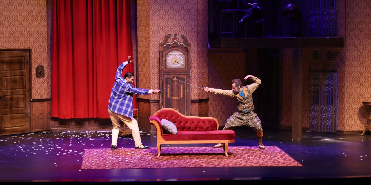 Konya Şehir Tiyatrosu "Yoldan çıkan oyun" adlı oyunu sahneledi