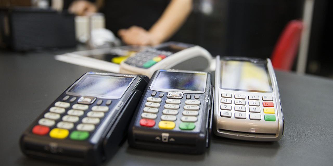 100 bin lira ve üzerinde limiti olan kredi kartlarından 750 liralık pay alınması teklifi ertelendi