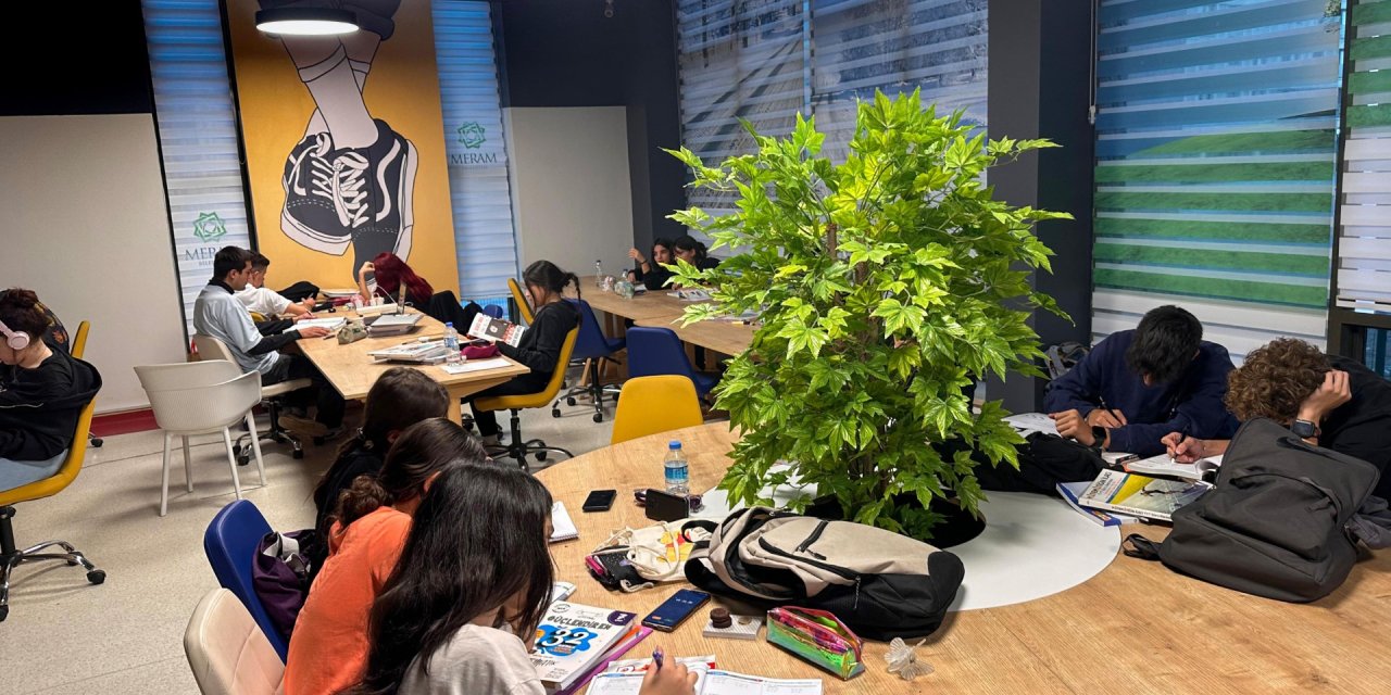 Derslerine, rahat ve huzurlu bir ortamda çalışmak isteyen öğrencilerin adresi: Meram Kütüphaneleri