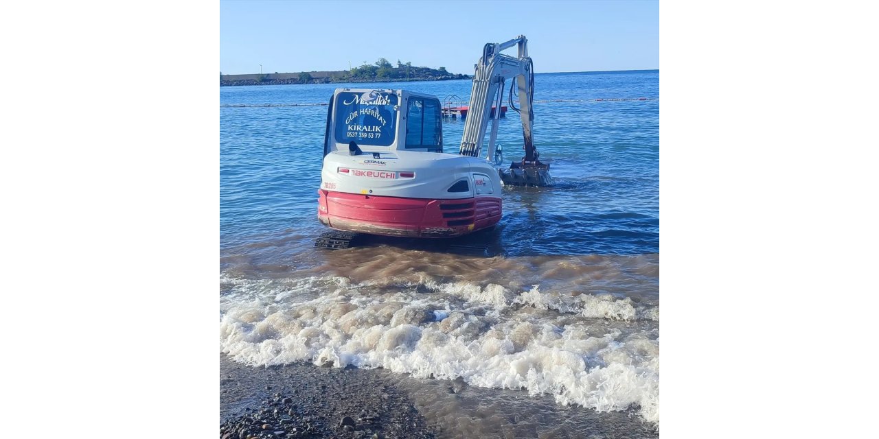 Denizde kaybolan kolyesini bulmak için iş makinesi kiraladı