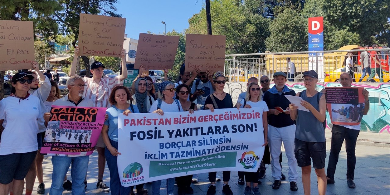 Beşiktaş'ta toplanan grup Pakistan'daki selde iklim krizine dikkati çekti