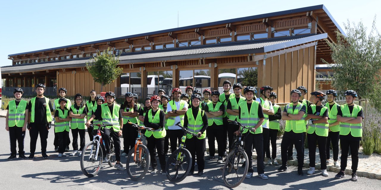 Lise öğrencileri doğal ve tarihi güzellikler eşliğinde pedal çevirdi