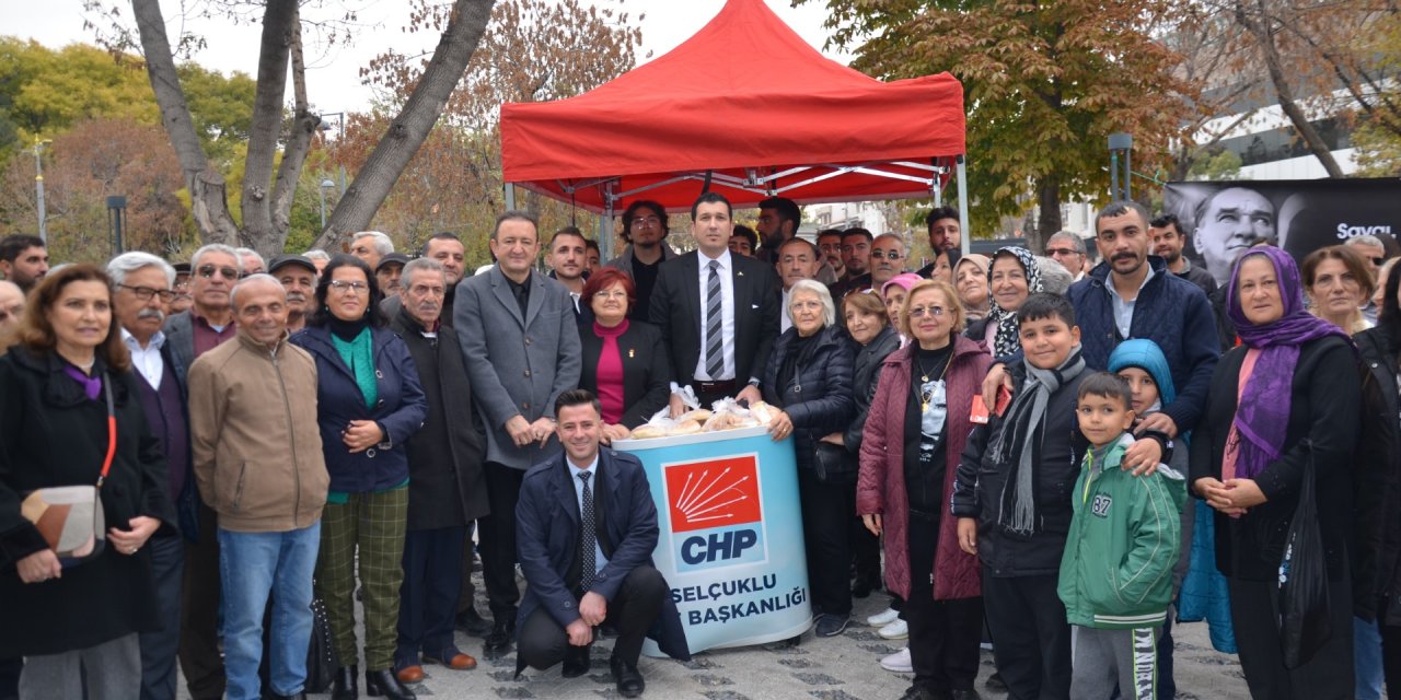 CHP Selçuklu, 10 Kasım’da vatandaşa helva ikramında bulundu