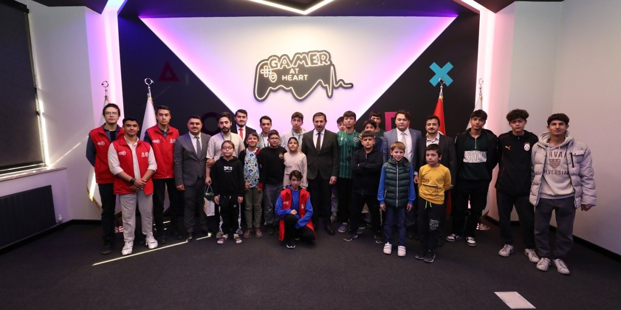 Karatay'da Playstation Turnuvası sona erdi! Kazanlara ödüllerini Başkan Kılca verdi