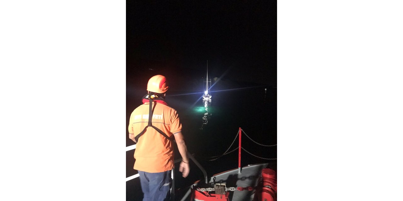 Çanakkale Boğazı'nda karaya oturan tekne, KEGM ekiplerince kurtarıldı