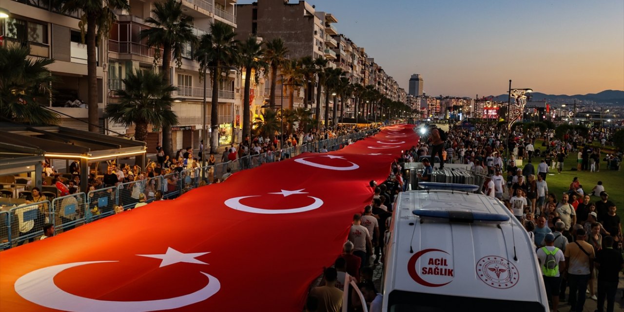 İzmir'in kurtuluşunun 100. yılı etkinliklerinde şarkıcı Tarkan konser verdi