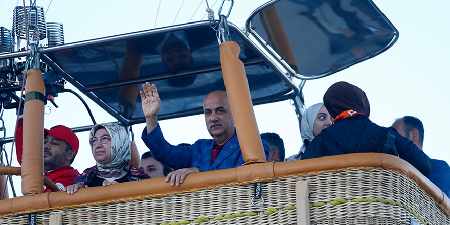 Tarım ve Orman Bakanı Vahit Kirişci Kapadokya'da yerli balon ile uçtu