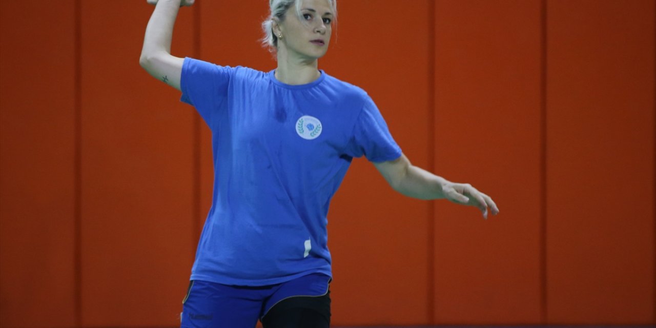 Hentbol liginin "gol kraliçesi" Perihan Topaloğlu Acar'a göre başarısının sırrı hırsı