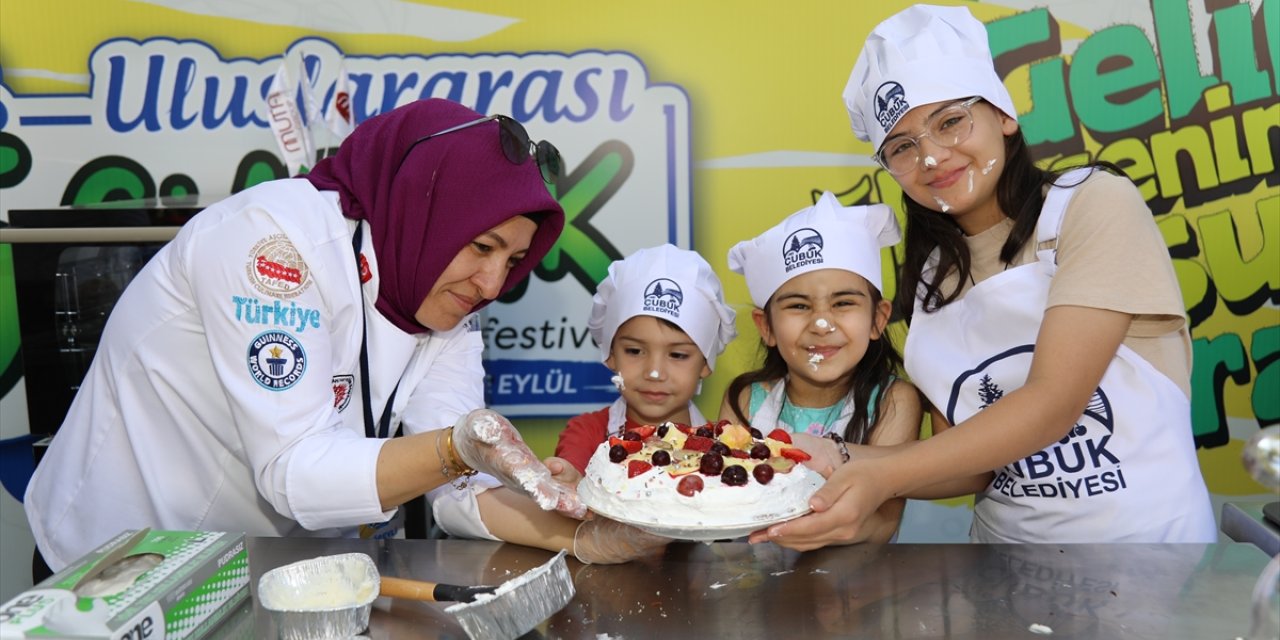 Uluslararası Çubuk Turşu ve Kültür Festivali'nde çocuklar vişneli pasta yapmayı öğrendi