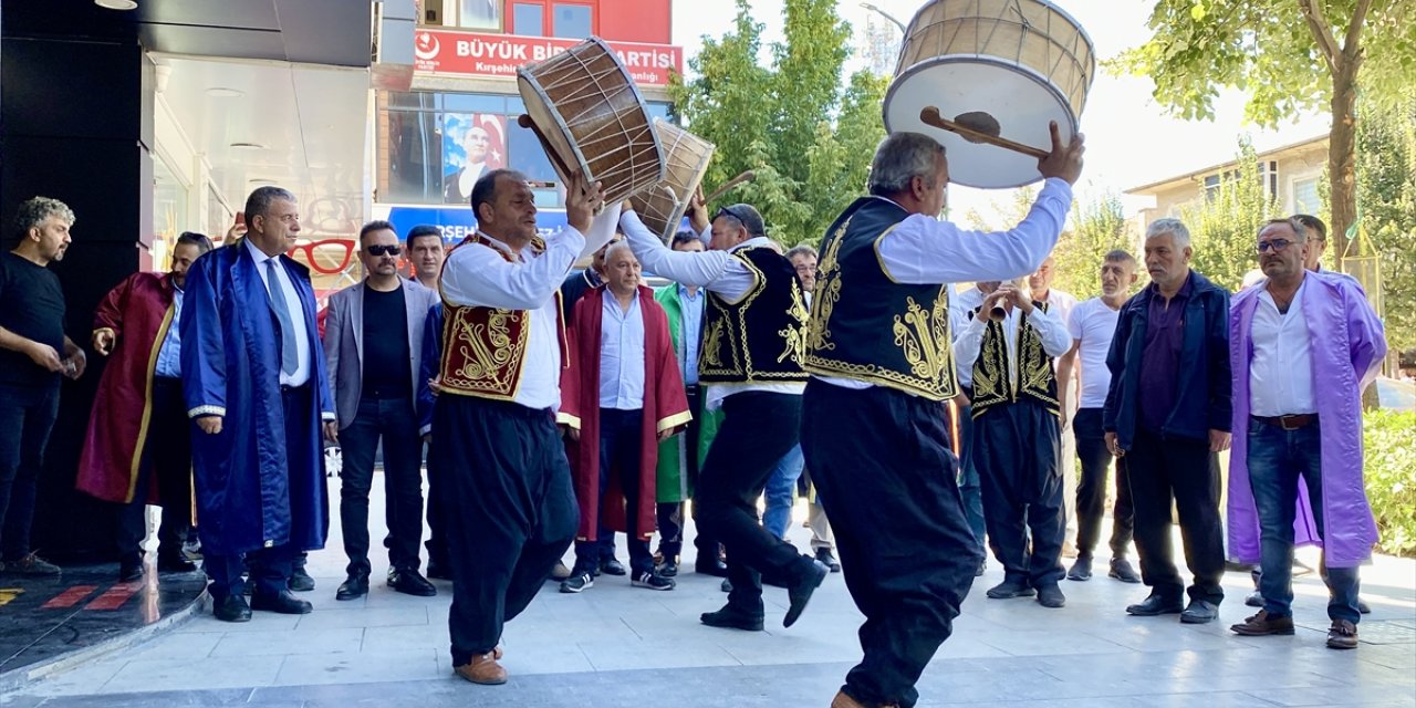 Kırşehir'de 35. Ahilik Haftası kutlamalarına esnaf davul zurna ile davet edildi