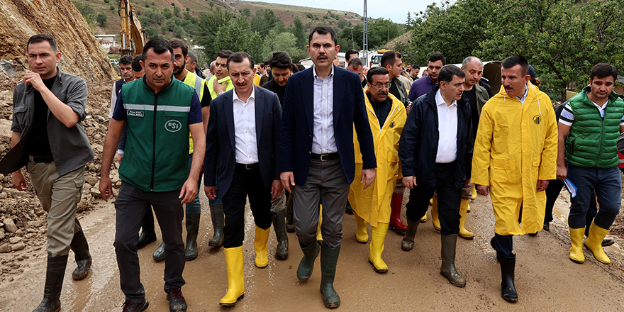 Bakan Kurum, selden etkilenen Tatlar Mahallesinde incelemede bulundu