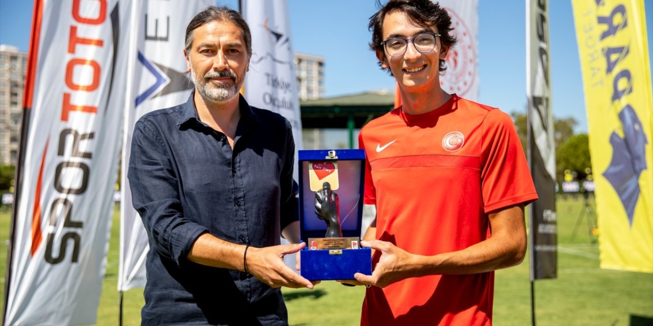 Mete Gazoz, "Sportif Fair Play Kariyer Dalı" ödülünü Antalya'da aldı