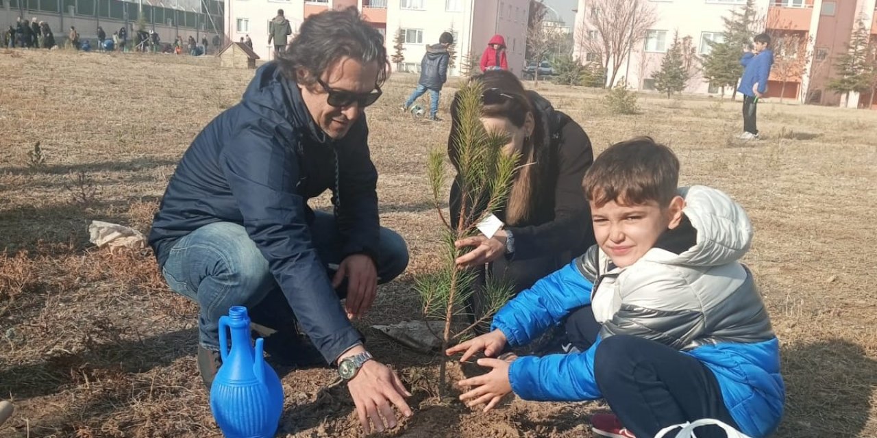 Öğretmenleri için fidan diktiler