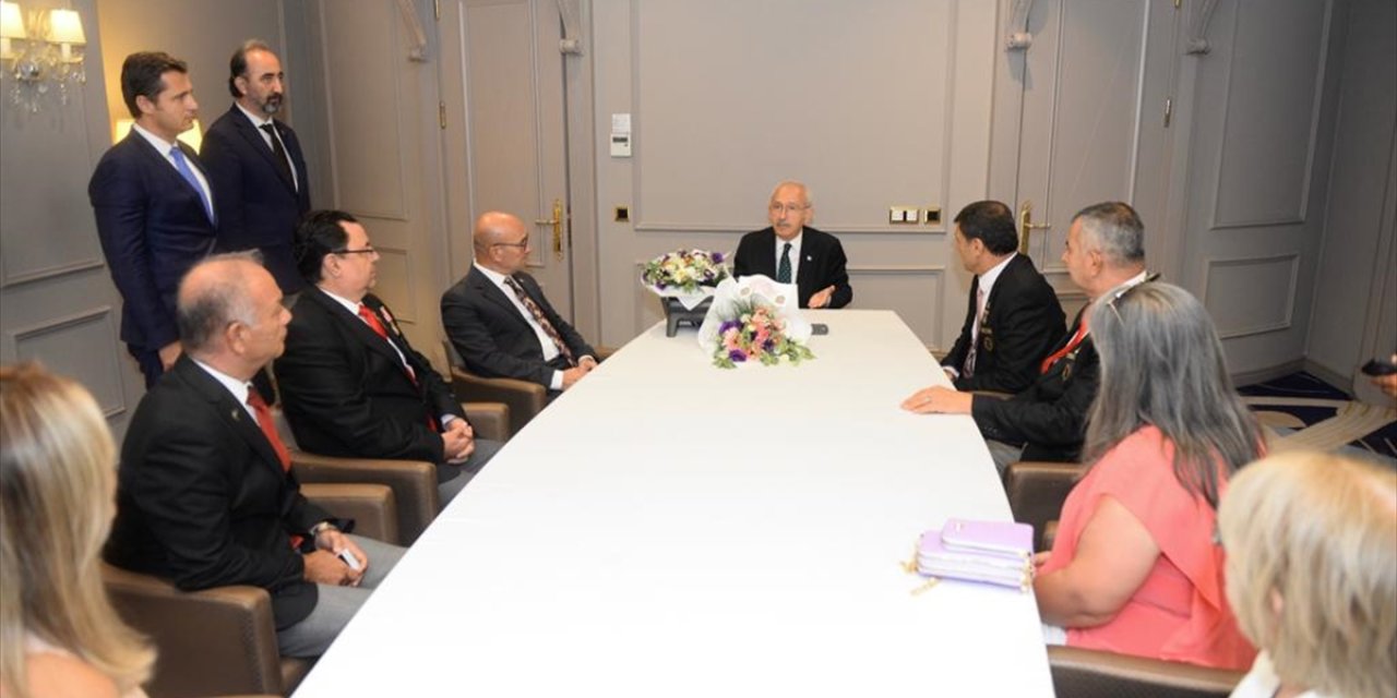 CHP Genel Başkanı Kılıçdaroğlu, İzmir'de Kuddusi Okkır'ın eşini ziyaret etti