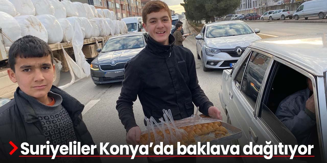 Esad rejimi yıkıldı! Suriyeliler Konya'da baklava dağıtıyor