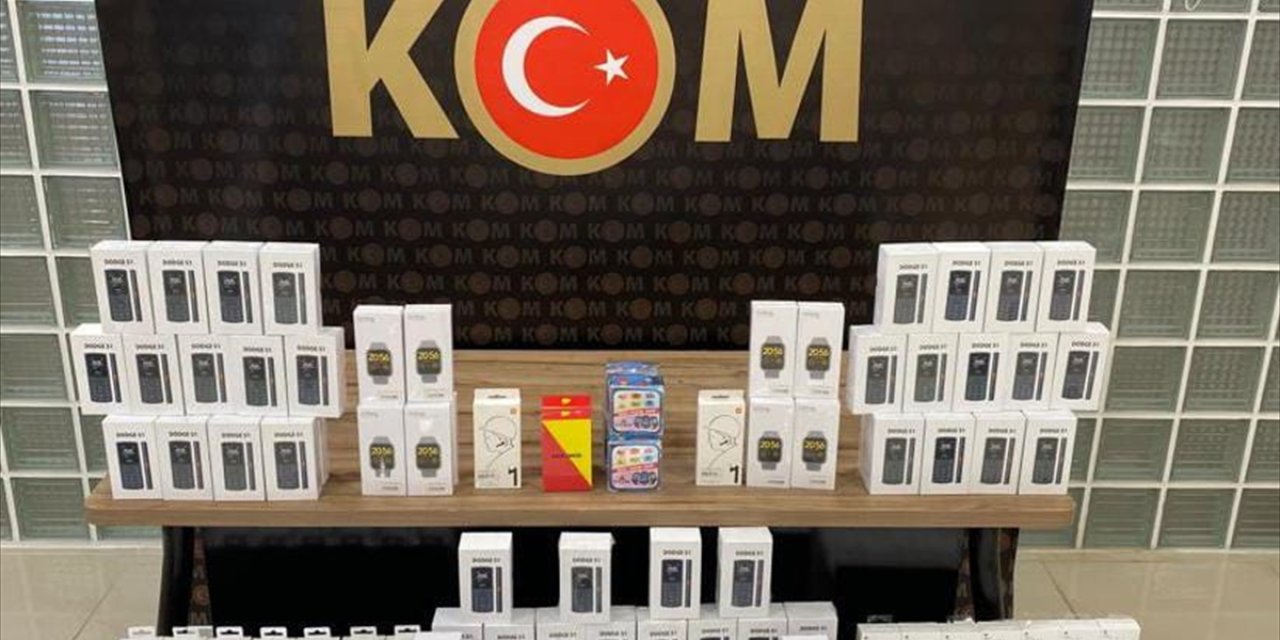 Manisa'da iş yerinde gümrük kaçağı telefonlar ele geçirilen kişi gözaltına alındı