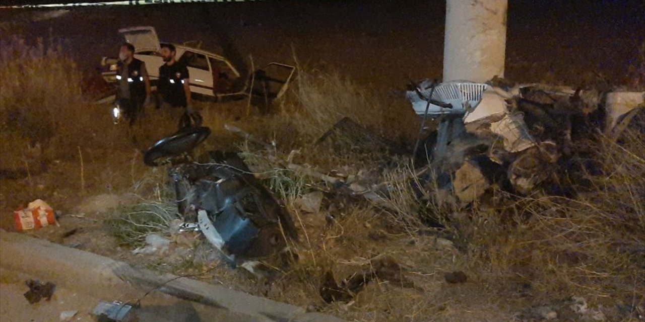 Baba ile bebeğinin yaşamını yitirdiği kaza anı güvenlik kamerasına yansıdı