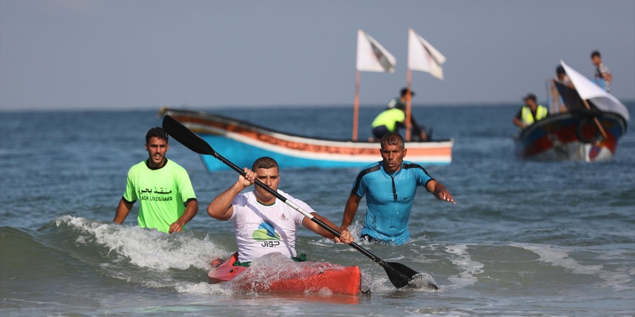 Gazze'deki sporcular kısıtlı imkanlarla düzenlenen kürek yarışlarına katılıyor