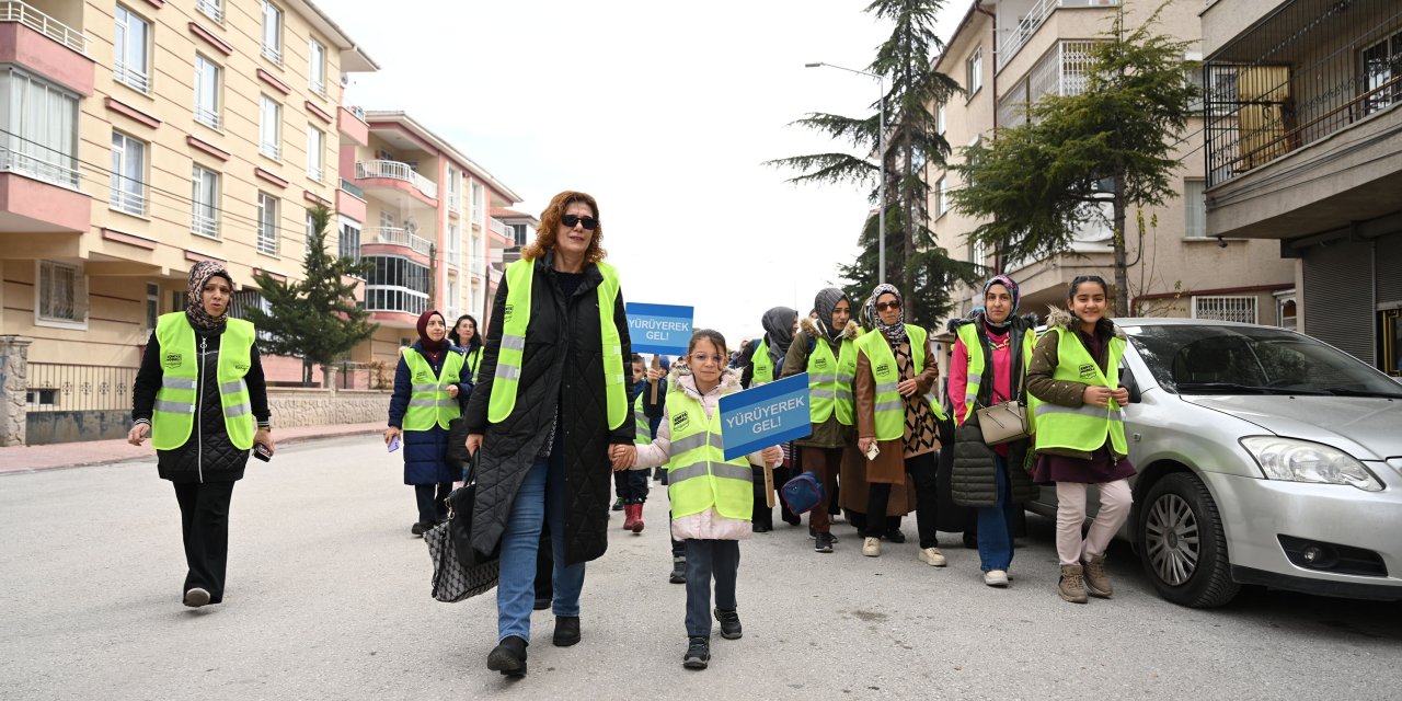 Konya'da öğrenciler okula güvenle gidiyor! Çocuklar için 'Yayabüs' uygulaması başlatıldı