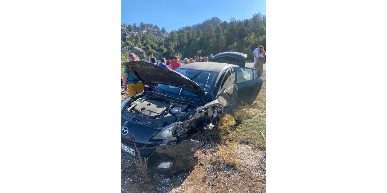 Muğla'da 3 otomobilin karıştığı kazada 7 kişi yaralandı