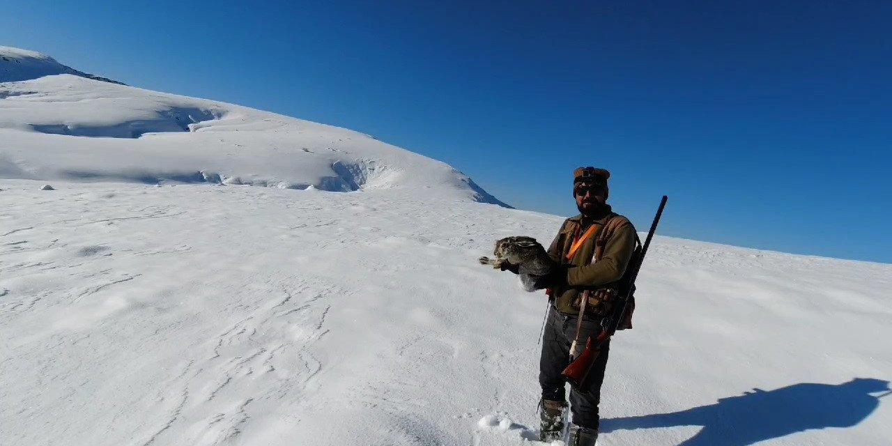 Konya'da avcılar yakaladıkları tavşana yaptıkları hareketle gündem oldu