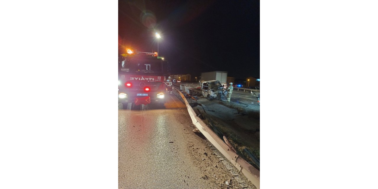 Kırıkkale'de bariyerlere çarpan kamyonetteki 3 kişi yaralandı