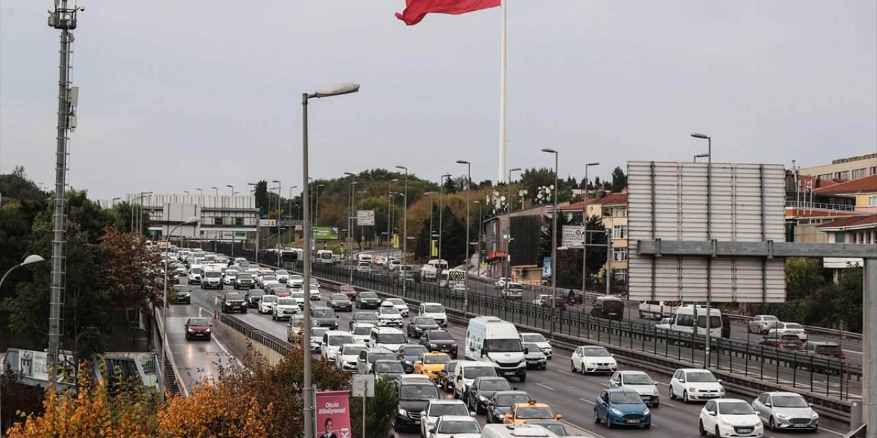 İstanbul İl Milli Eğitim Müdürlüğü Taksim Cumhuriyet Anıtı'na çelenk bıraktı