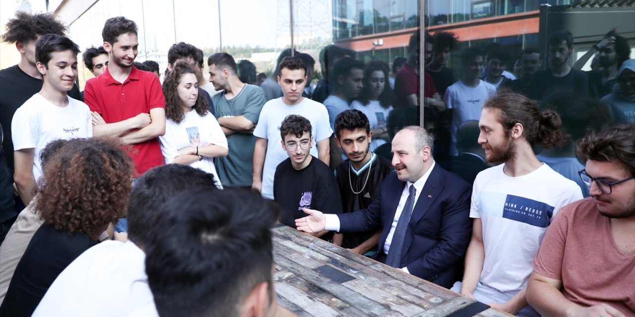 Bakan Varank 42 İstanbul yazılım okulunda gençlerle buluştu: