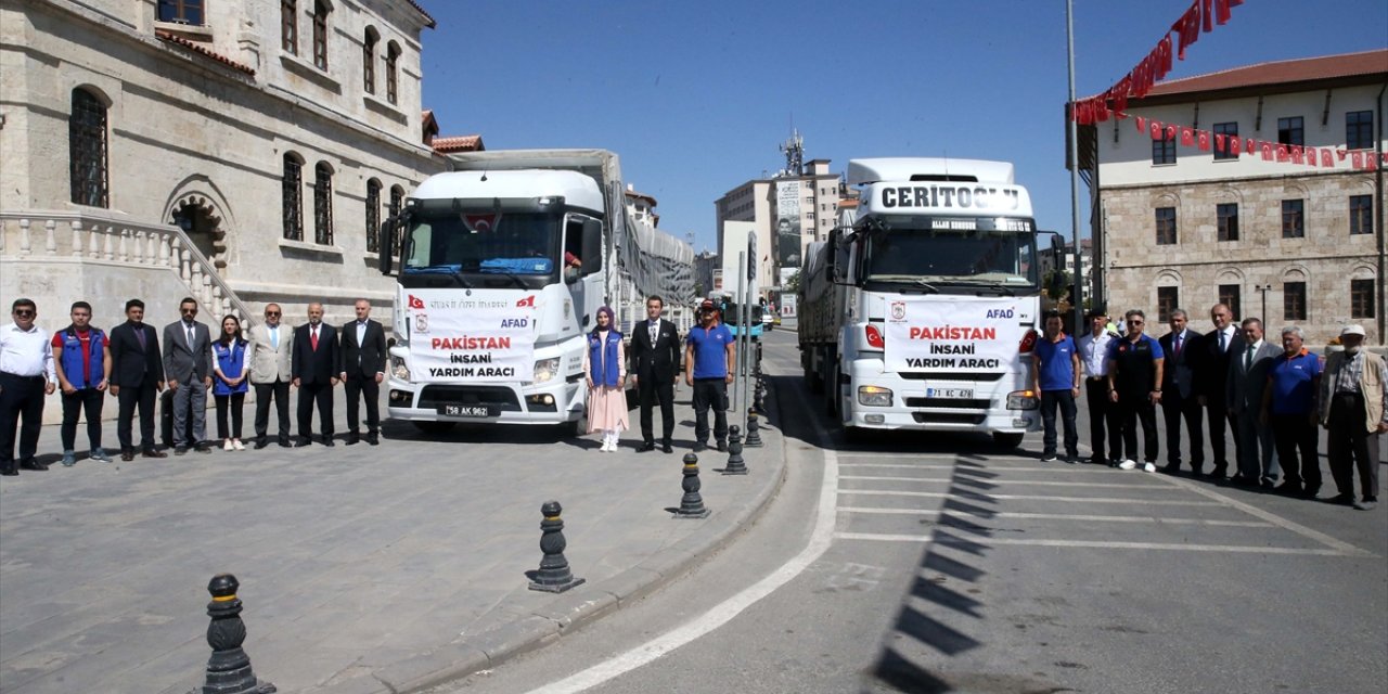 Pakistan'daki selzedeler için Sivas'tan 2 yardım tırı gönderildi