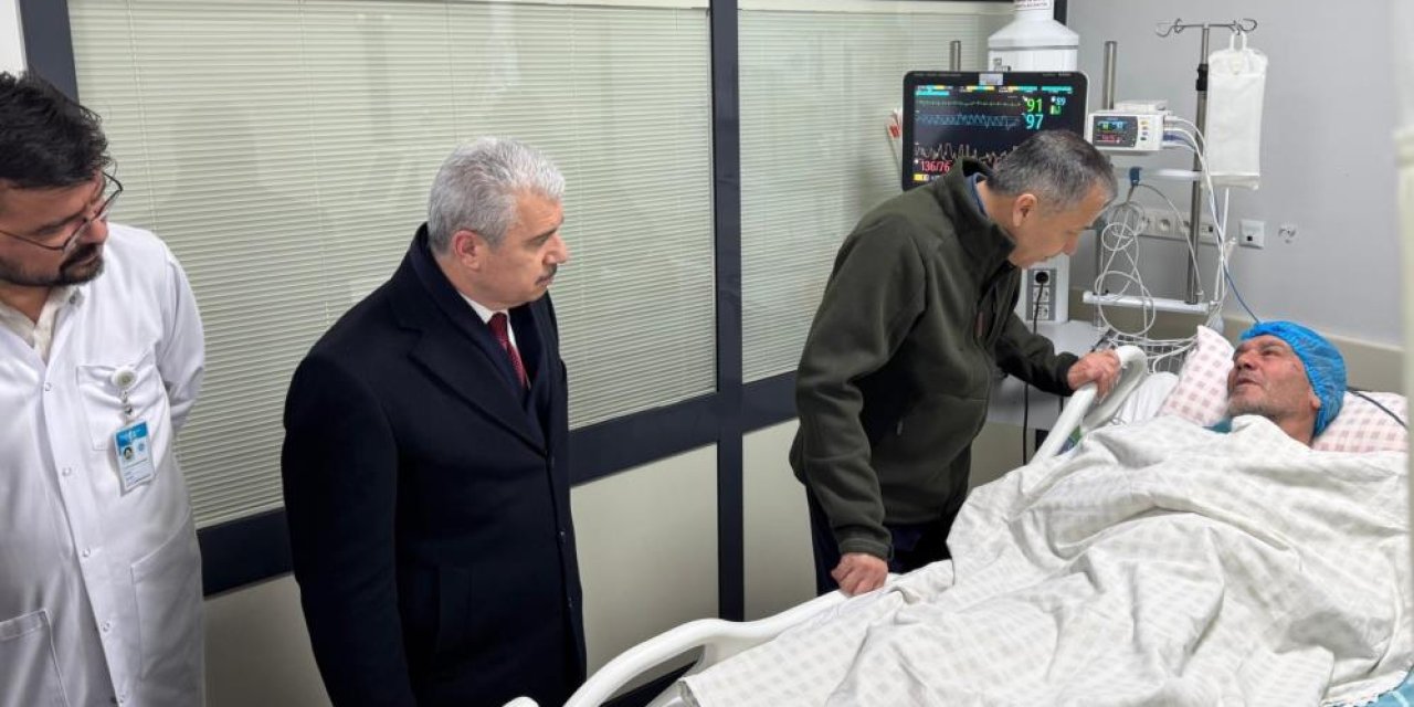 Bakan Yerlikaya Konya'da çöken binadan canlı kurtarılan 3 yaralıyı ziyaret etti