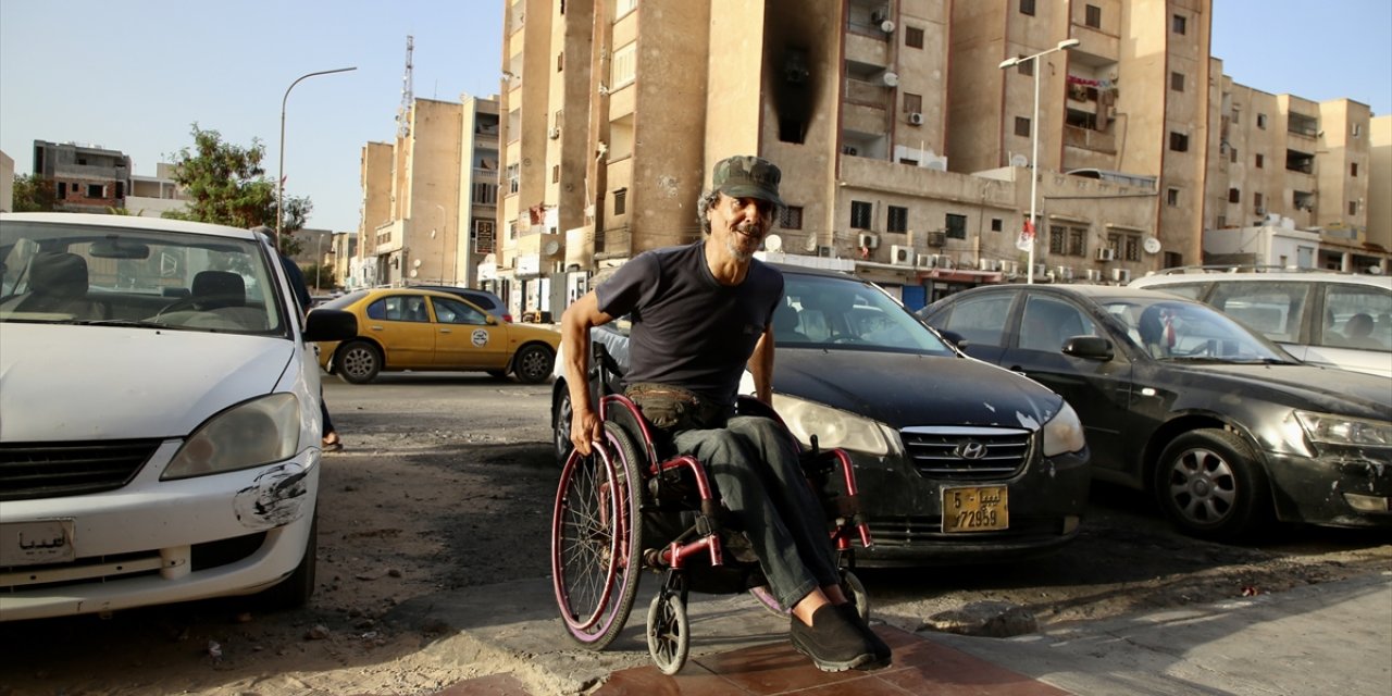 Ortasında kaldığı çatışmalarda iki otomobili yanan Libyalı engelli, umudunu yitirmedi