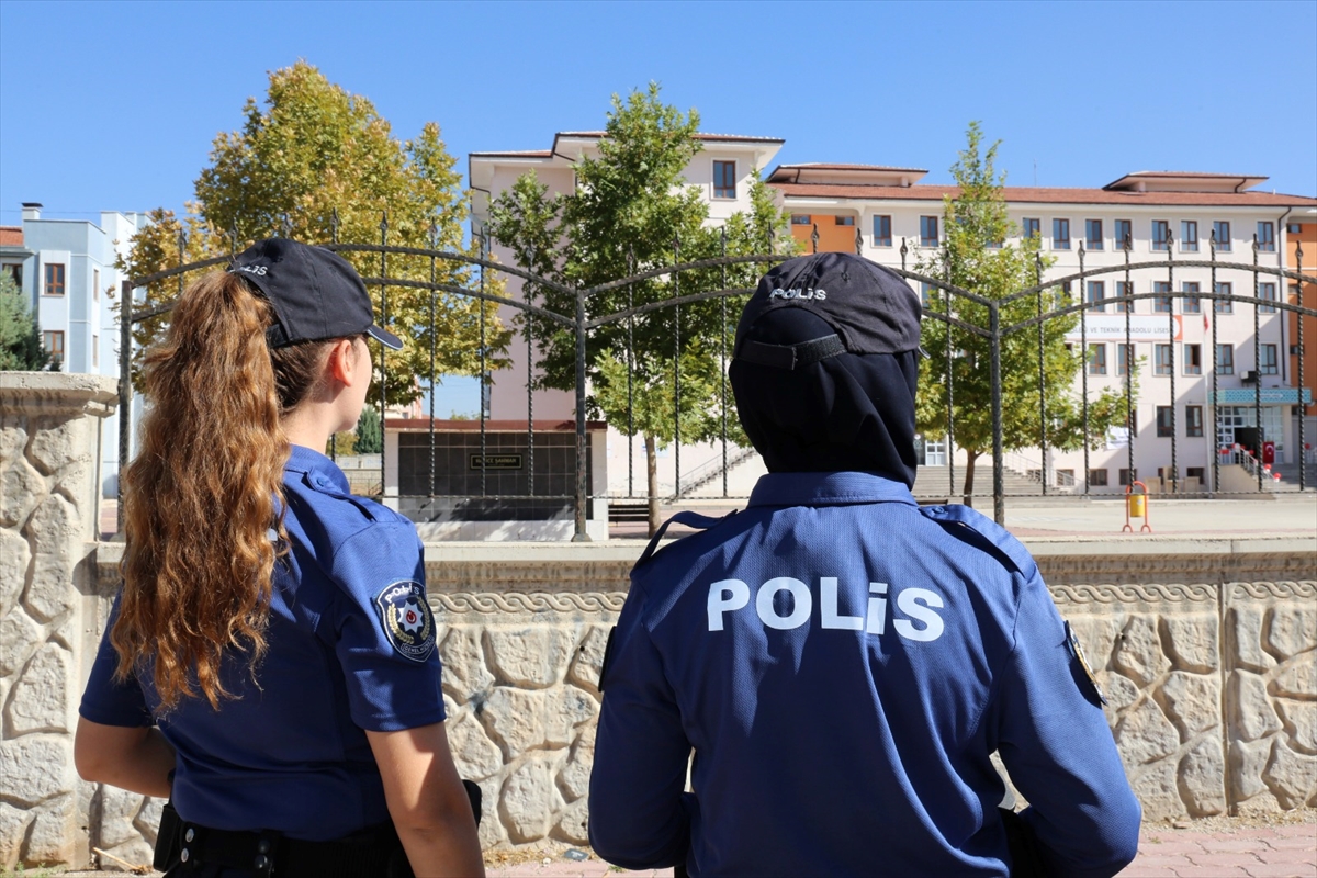 Konya'da polis okul çevrelerini 110 ekip, 270 personelle denetliyor
