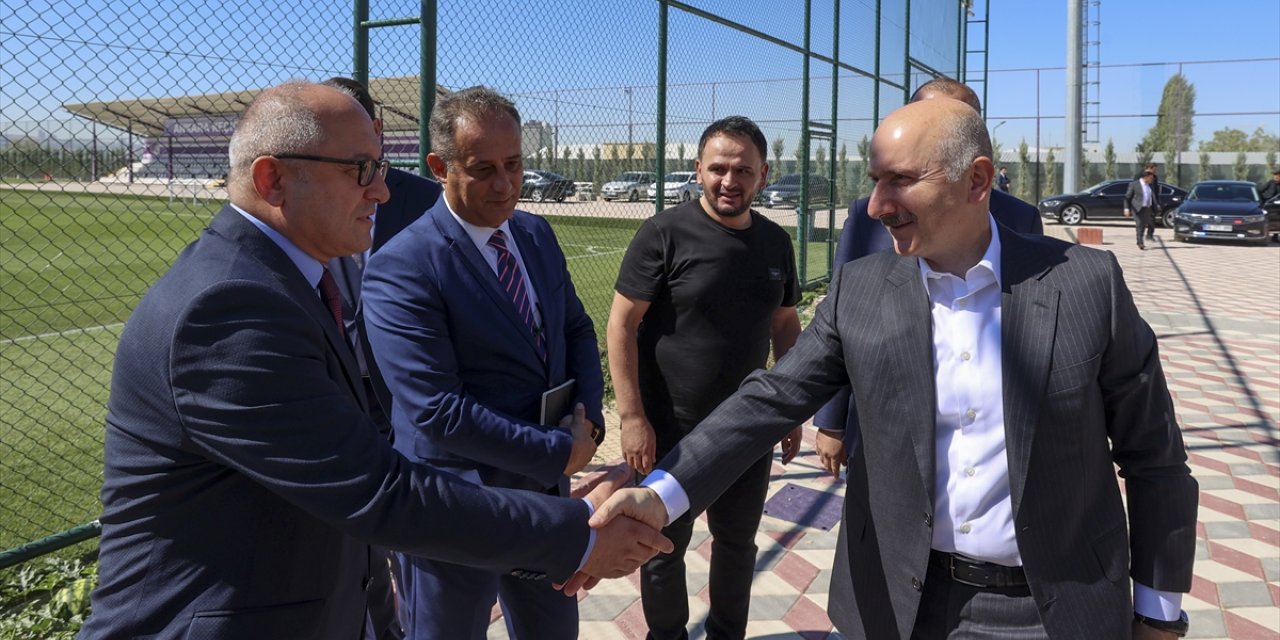 Bakan Karaismailoğlu, yapımı devam eden Ankara Keçiörengücü Spor Kulübü tesislerinde incelemede bulundu