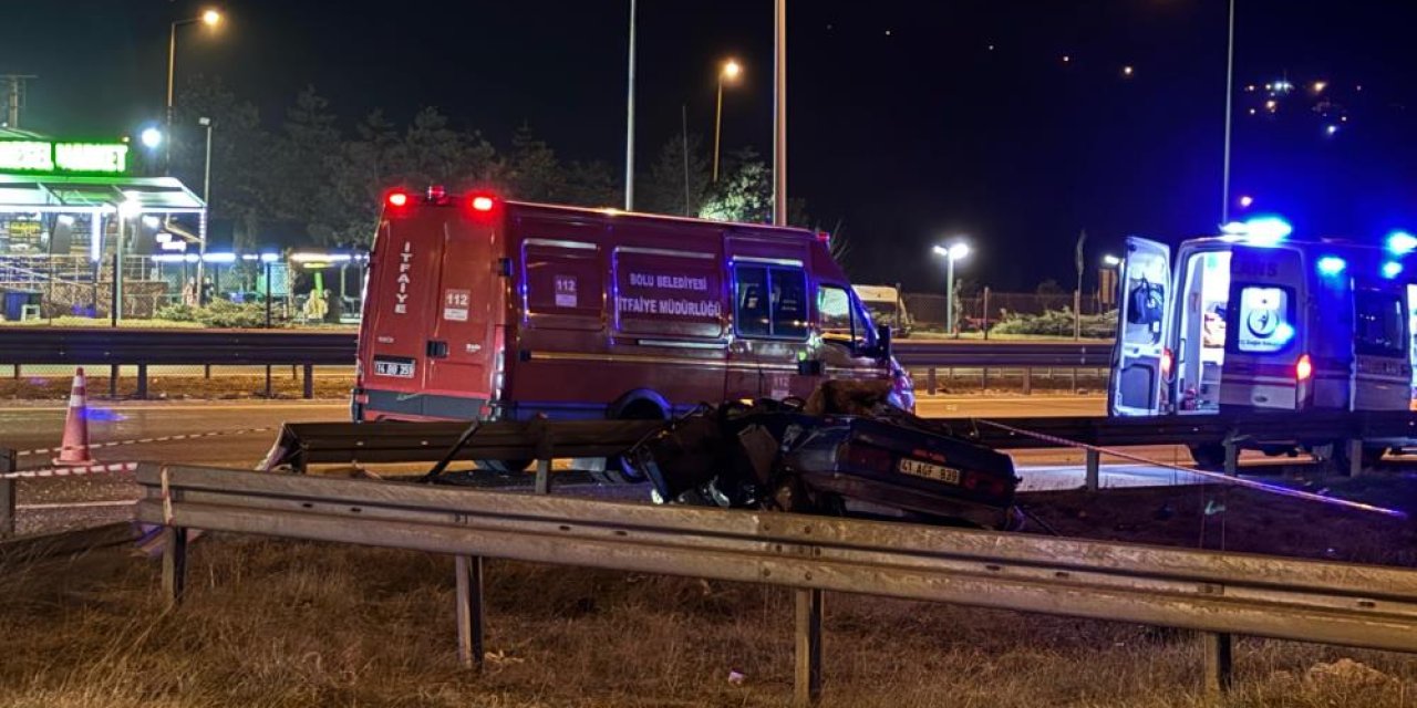 TEM'de feci kaza! Tofaş kağıt gibi ezildi! Ölü ve yaralılar var!