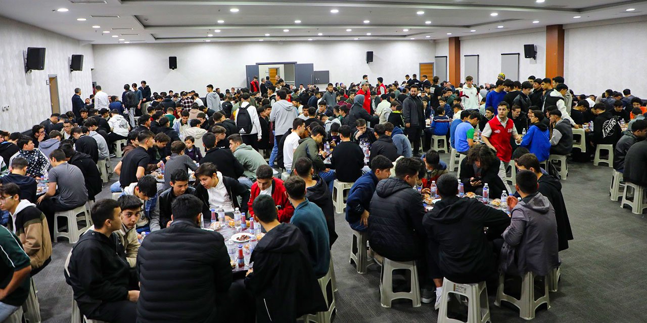 Karatay Kent Konseyi Gençlik Meclisi liseli öğrencileri iftarda buluşturdu