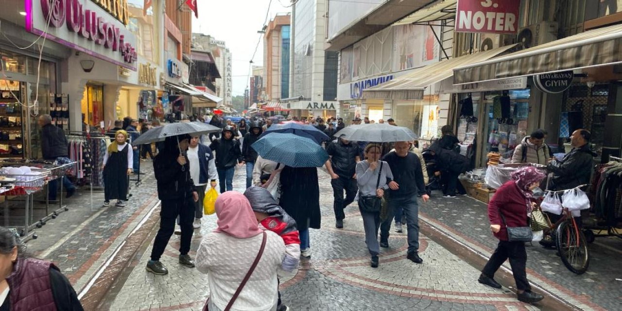 Aydın'da yağmur alışverişe engel olmadı!