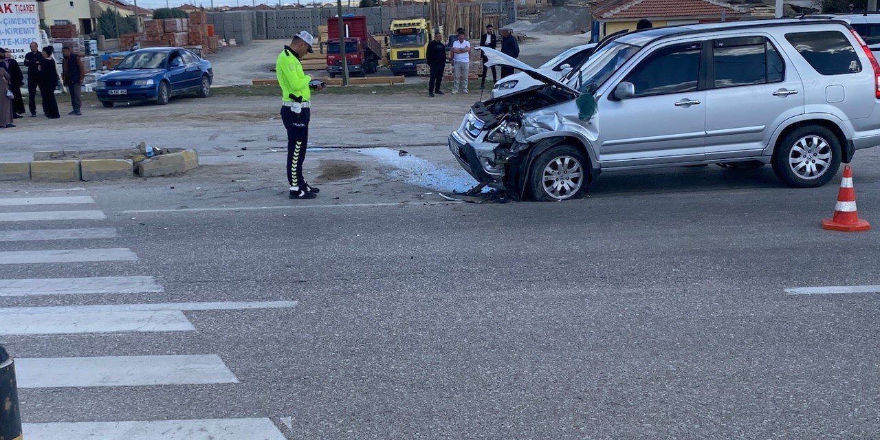 Konya'da iki otomobil çarpıştı: 6 yaralı