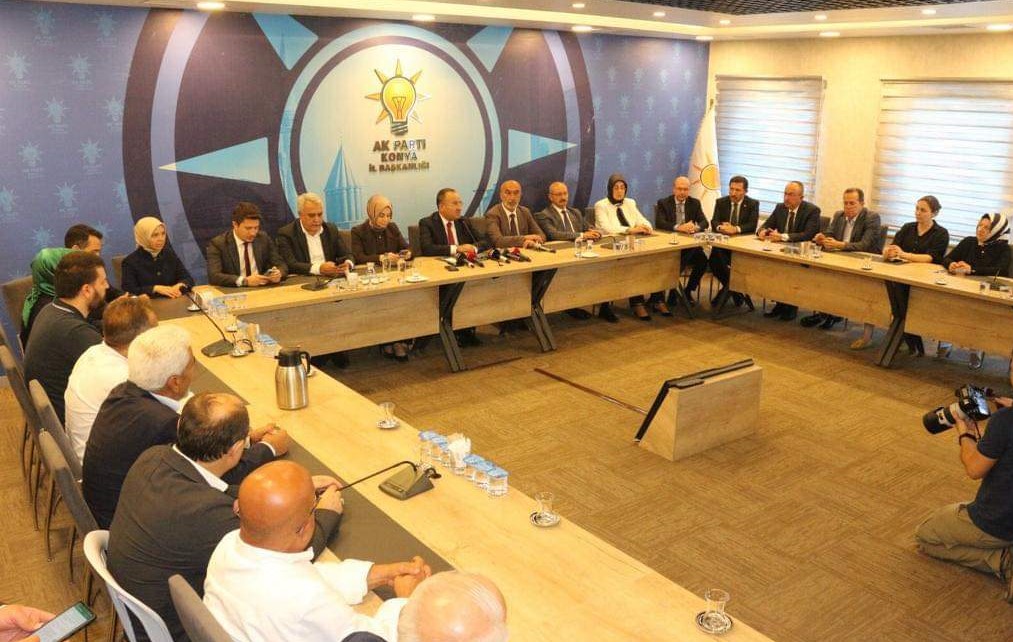 Adalet Bakanı Bekir Bozdağ, AK Parti Konya İl Başkanlığını ziyaret etti.