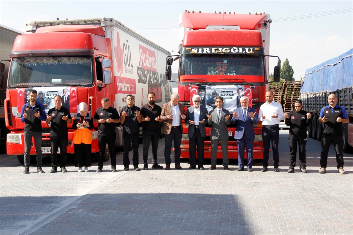 Konya'dan Pakistan İçin Hazırlanan10 Bin Koli Yola Çıktı