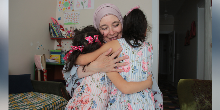 Özlem anne "Size bir defa sarılabilir miyiz?" diyen iki kardeşe gönlünü açtı