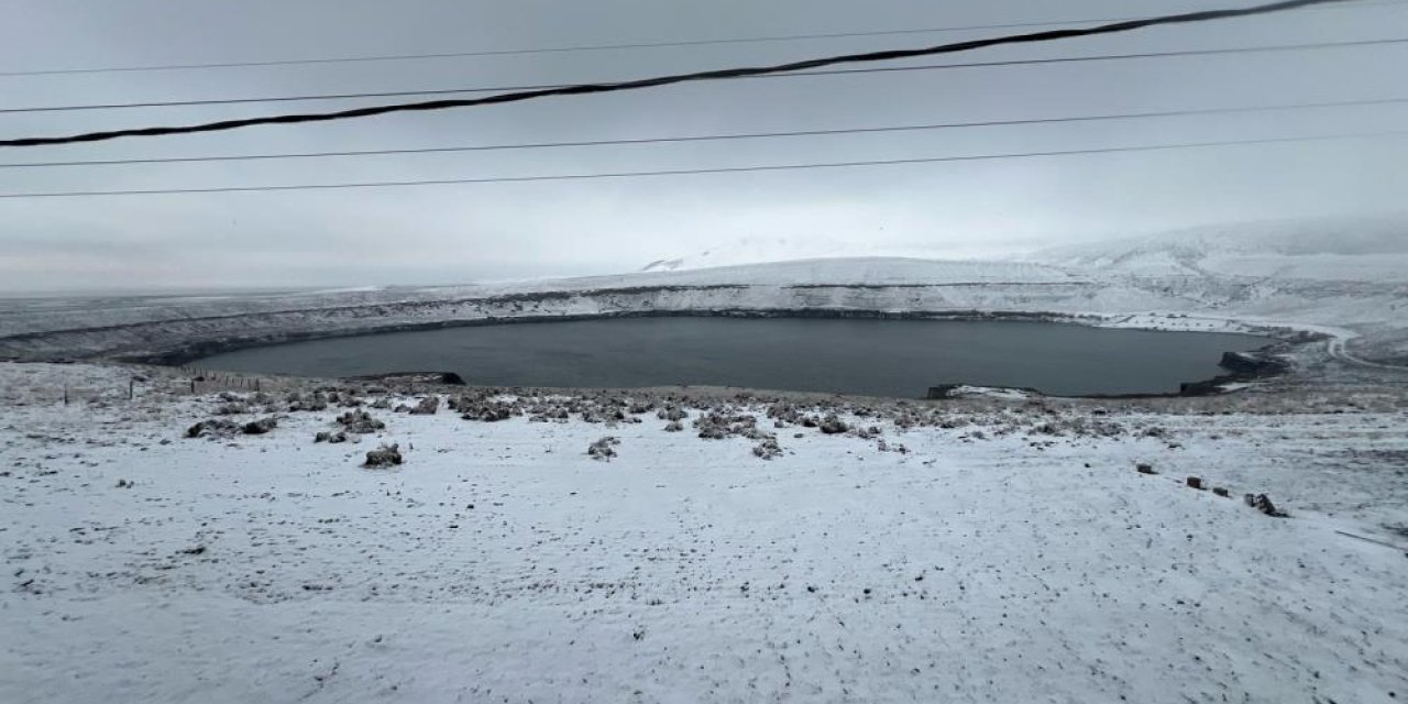 Konya'da Nisan ayında gelen kar Acıgöl'de kartpostallık görüntüler oluşturdu