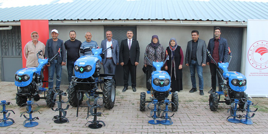 Yalıhüyük'te hibe kapsamında bahçe tipi 4 el traktör çiftçilere teslim edildi