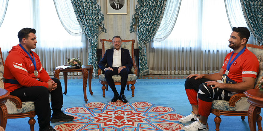 Cumhurbaşkanı Yardımcısı Oktay, milli güreşçiler Kayaalp ve Akgül'ü kabul etti