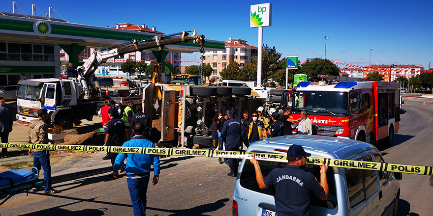Devrilen kamyonun altında kalan acil tıp teknikeri öldü