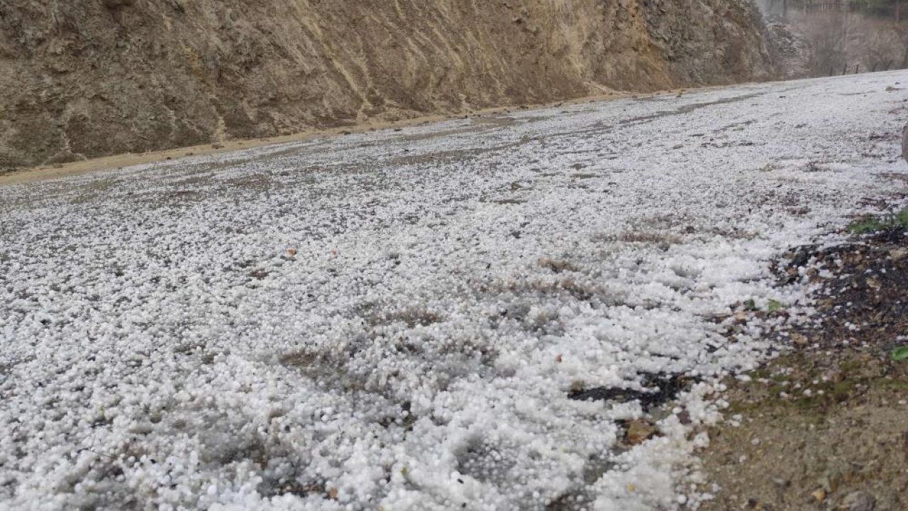 Adana'da dolu yağışı tarım arazilerini beyaza bürüdü