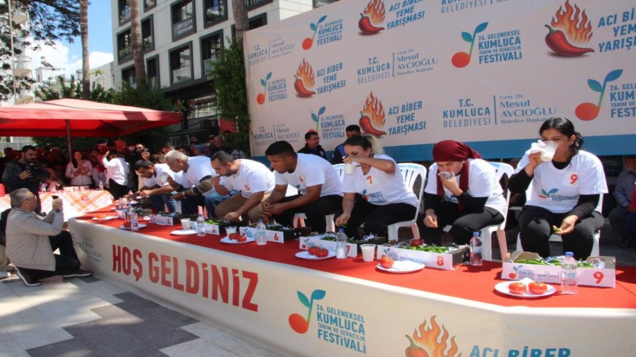 Acı biber yarışması düzenlendi... 3 dakikada tam 398 gram acı biber yedi