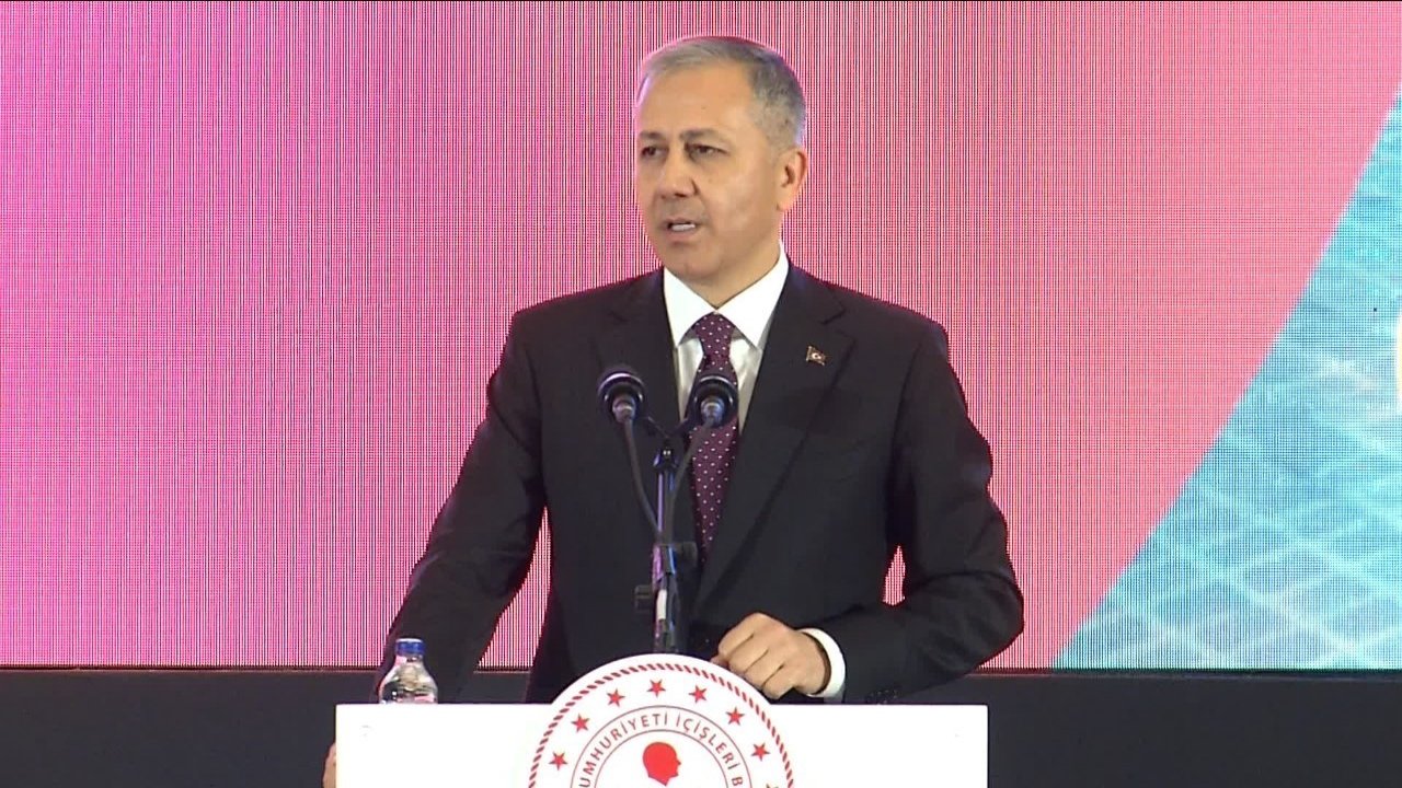 Bakan Yerlikaya'dan açıklama geldi: Özel’e saldıranın S.T. adlı şahıs olduğu tespit edilmiş ve şahıs gözaltına alınmıştır