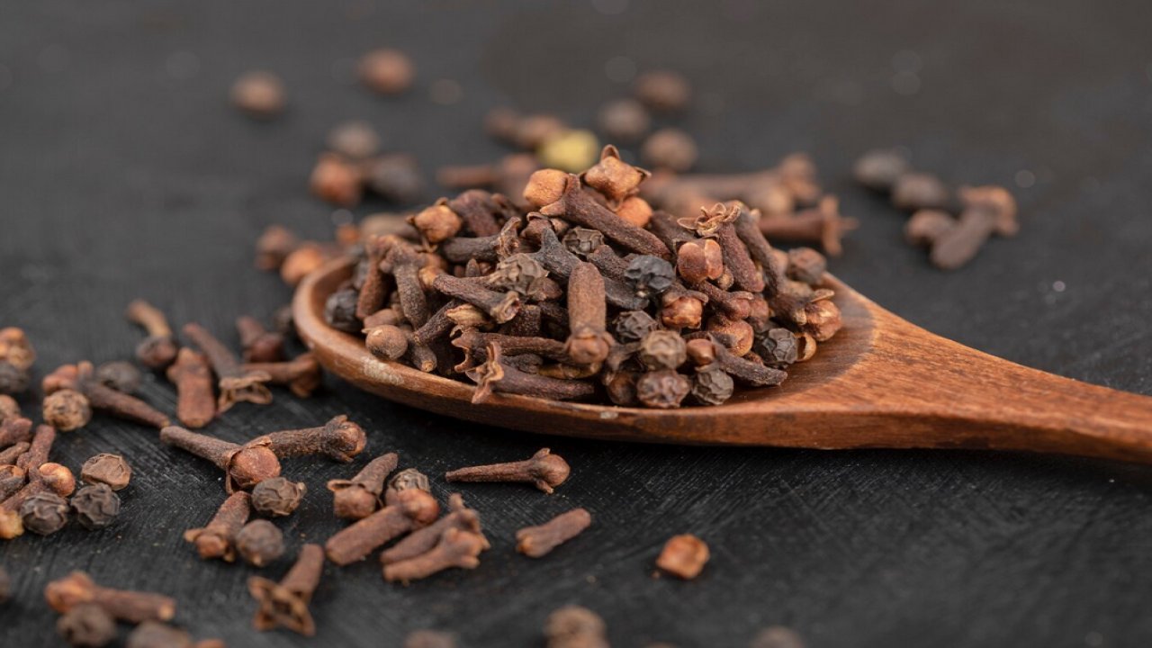 Karanfilin gücü şaşırttı: Bağırsak sorunlarına neşter gibi çözüm!